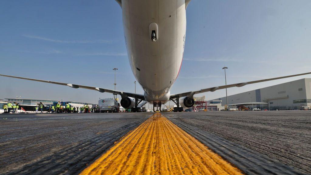 Petugas darat menyiapkan pesawat Boeing 777-300ER Emirates.