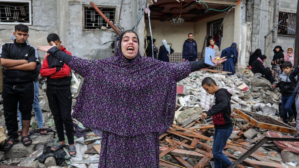  A Palestinian woman reacts in front of a destroyed building, belonging to Abu Jazar family, following the Israeli attacks in Rafah, Gaza on November 15, 2023. It is stated that there were many injured and dead peopleany buildings in the area were heavily damaged
