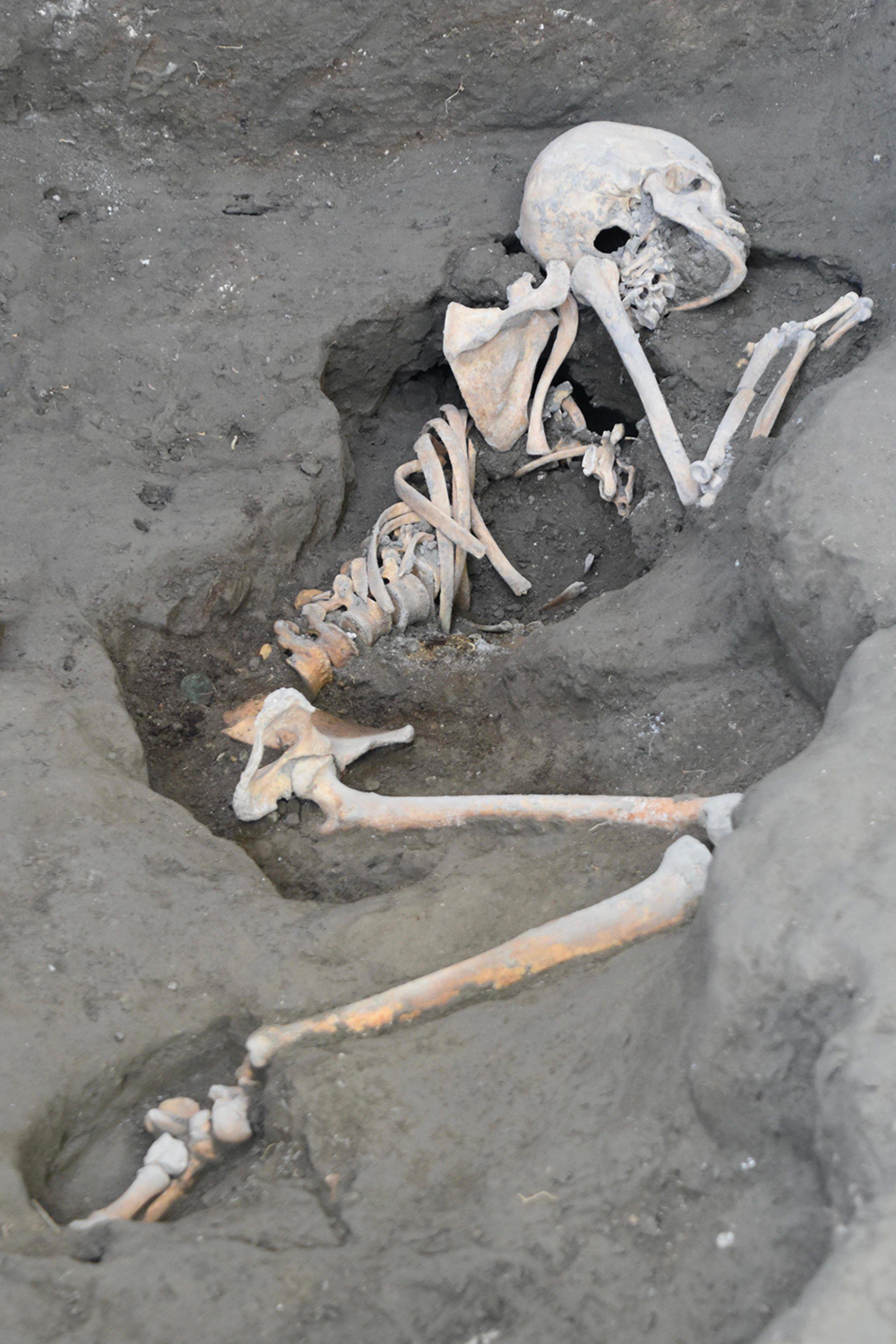 Restos mortais da mulher encontrada no Parque Arqueológico de Pompeia.