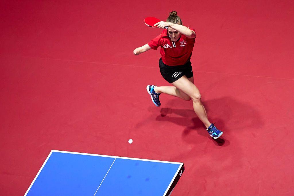 Natalia Partyka, en una partida de tenis de mesa. 