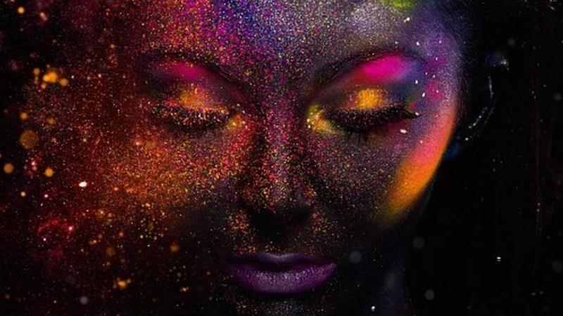 Ilustração de mulher com glitter no rosto