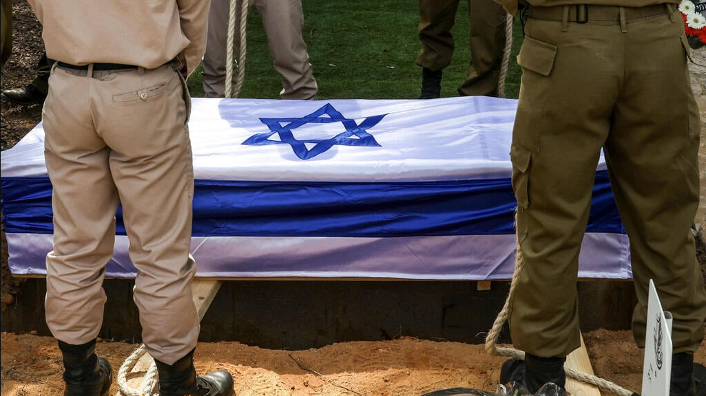 تابوت يحمل علم إسرائيل وجنود محيطين به