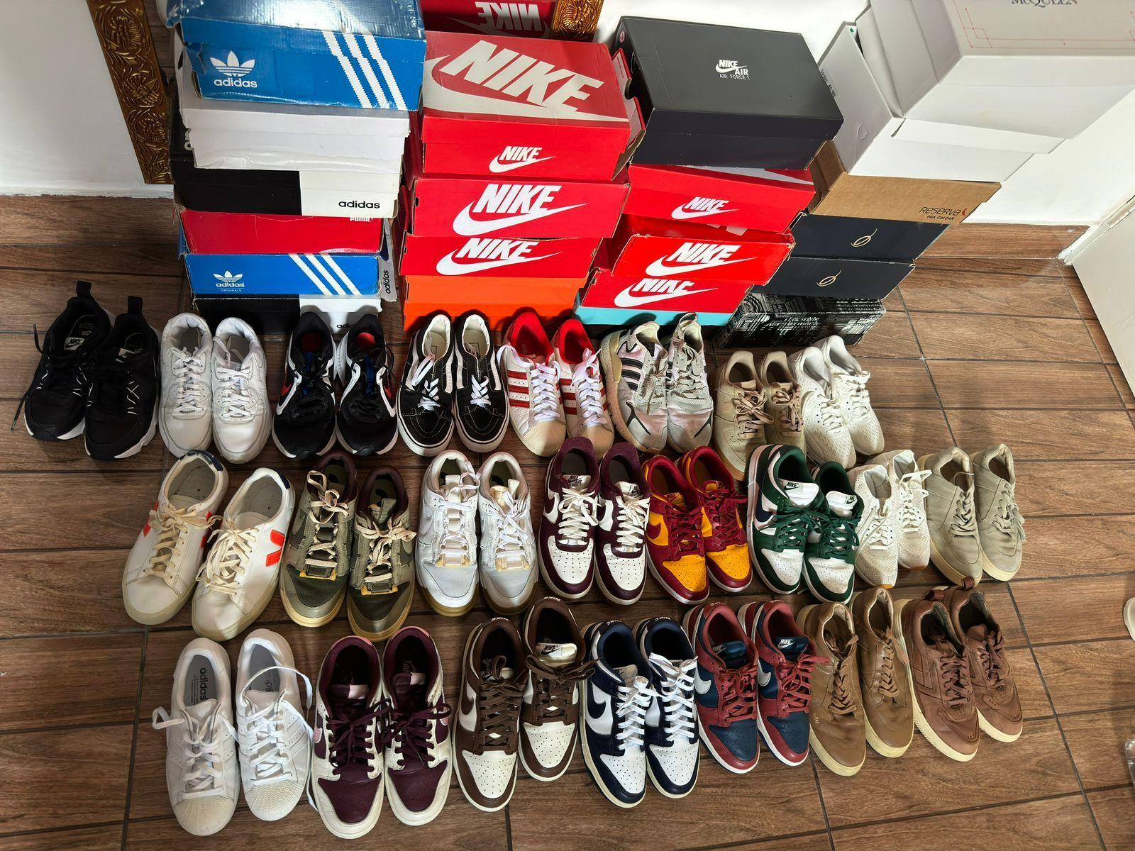 Imagem mostra dezenas de pares de tênis de Paulo, em caixas e dispostos no chão da casa dele