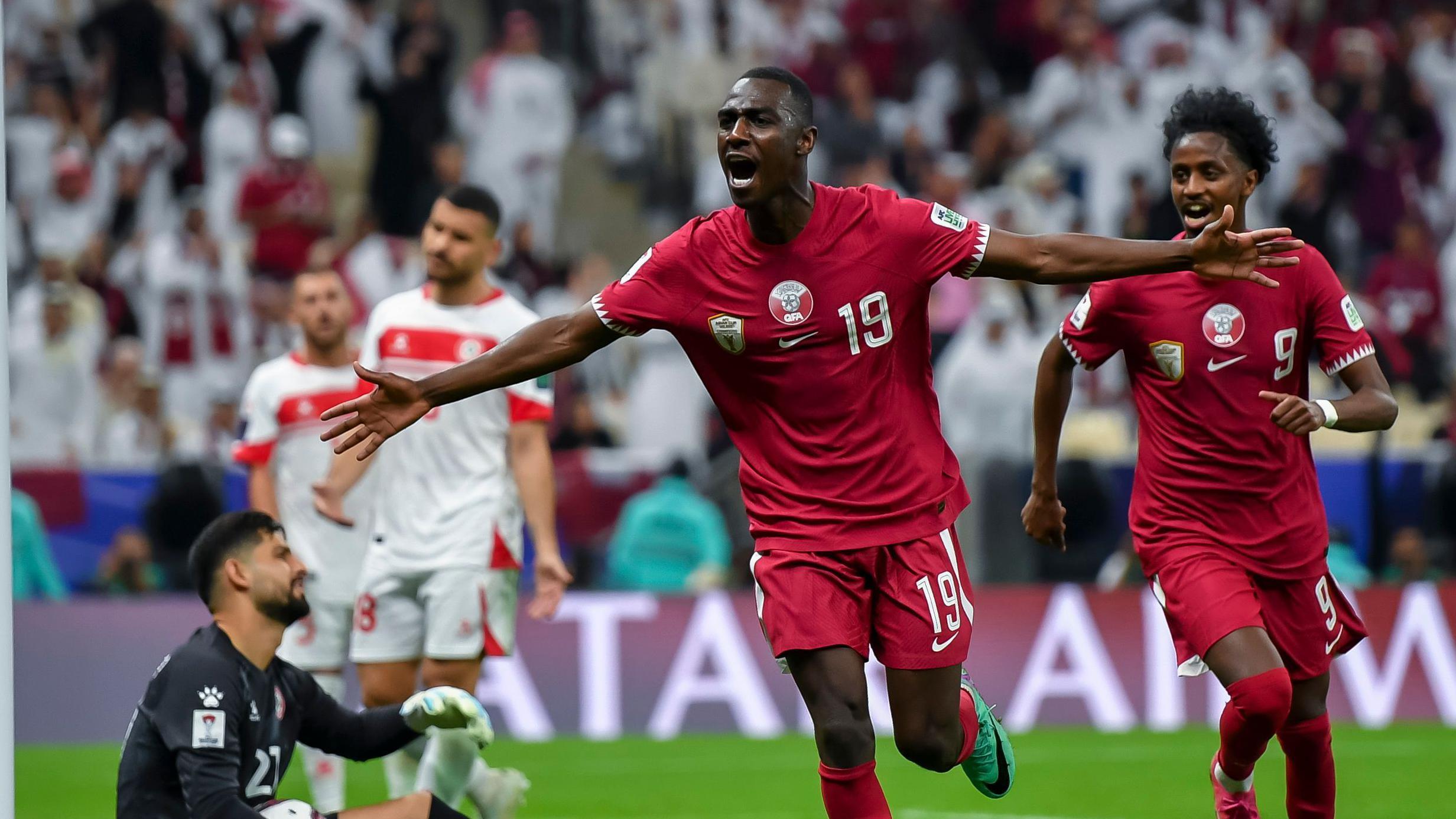 المهاجم القطري المعز علي يحتفل بعد تسجيله هدفاً أمام لبنان في كأس آسيا