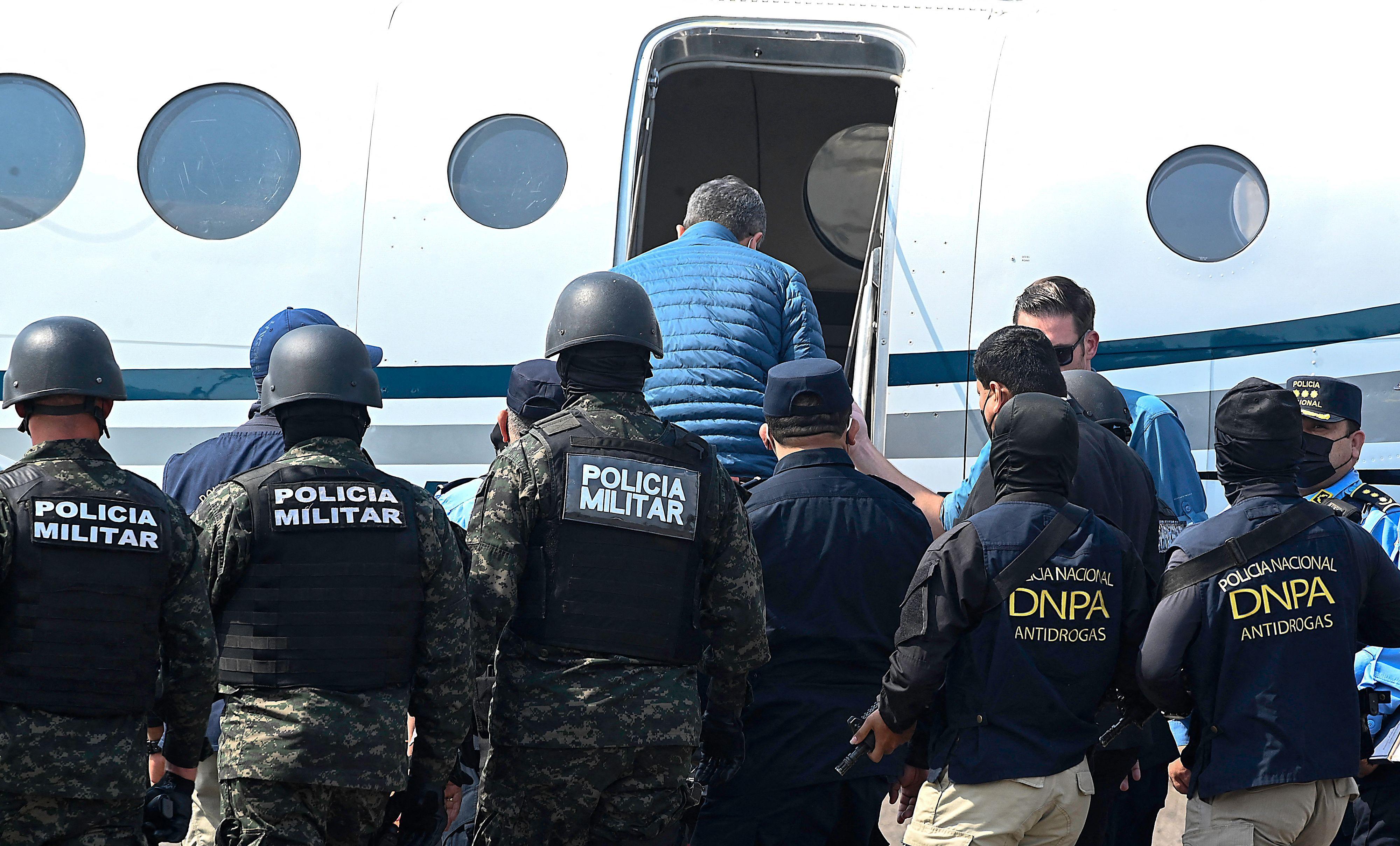 Juan Orlando Hernández sube a un avión para ser extraditado a EE.UU.