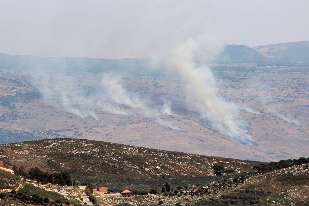 الدخان يتصاعد في موقع هجوم صاروخي من لبنان على مرتفعات الجولان المحتلة