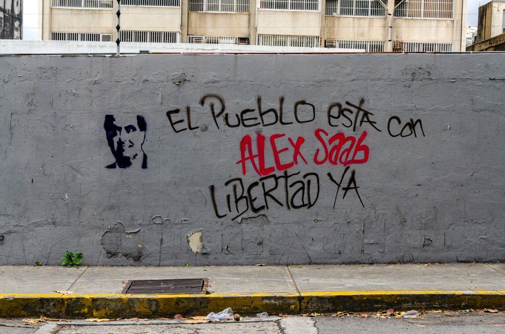 Un grafiti en una calle de Caracas abogando por la liberación de Alex Saab.