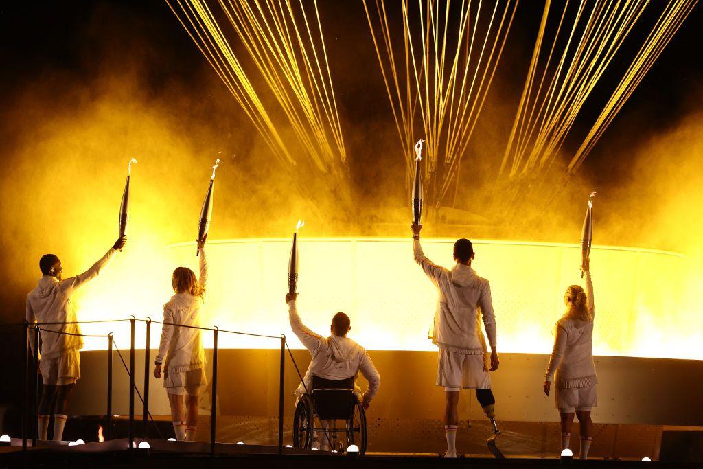 Los depportistas paralímpicos franceses Charles Antoine Kouakou, Fabien Lamirault, Elodie Lorandi, Nantenin Keita y Alexis Hanquinquant encienden el pebetero Paralímpico