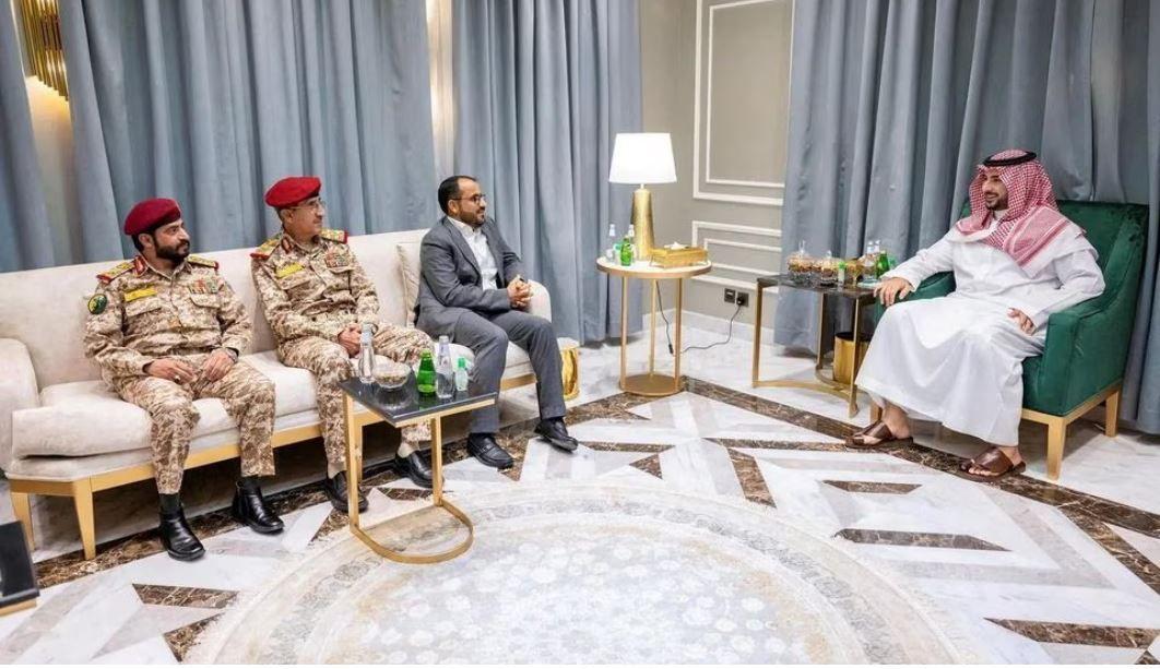 وزير الدفاع السعودي الأمير خالد بن سلمان مع وفد من الحوثيين في الرياض