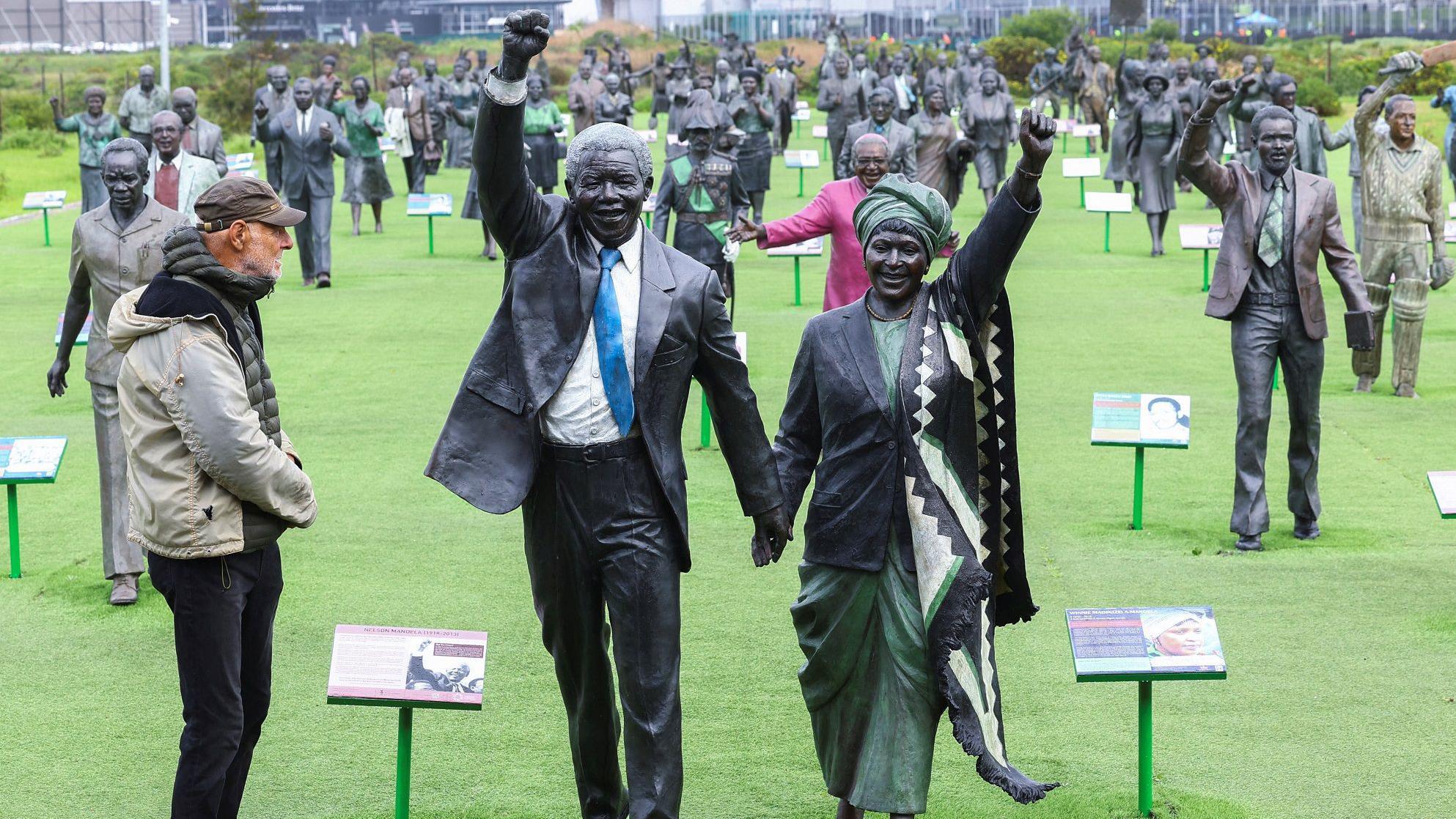 تمثال برونزي لمانديلا وزوجته.