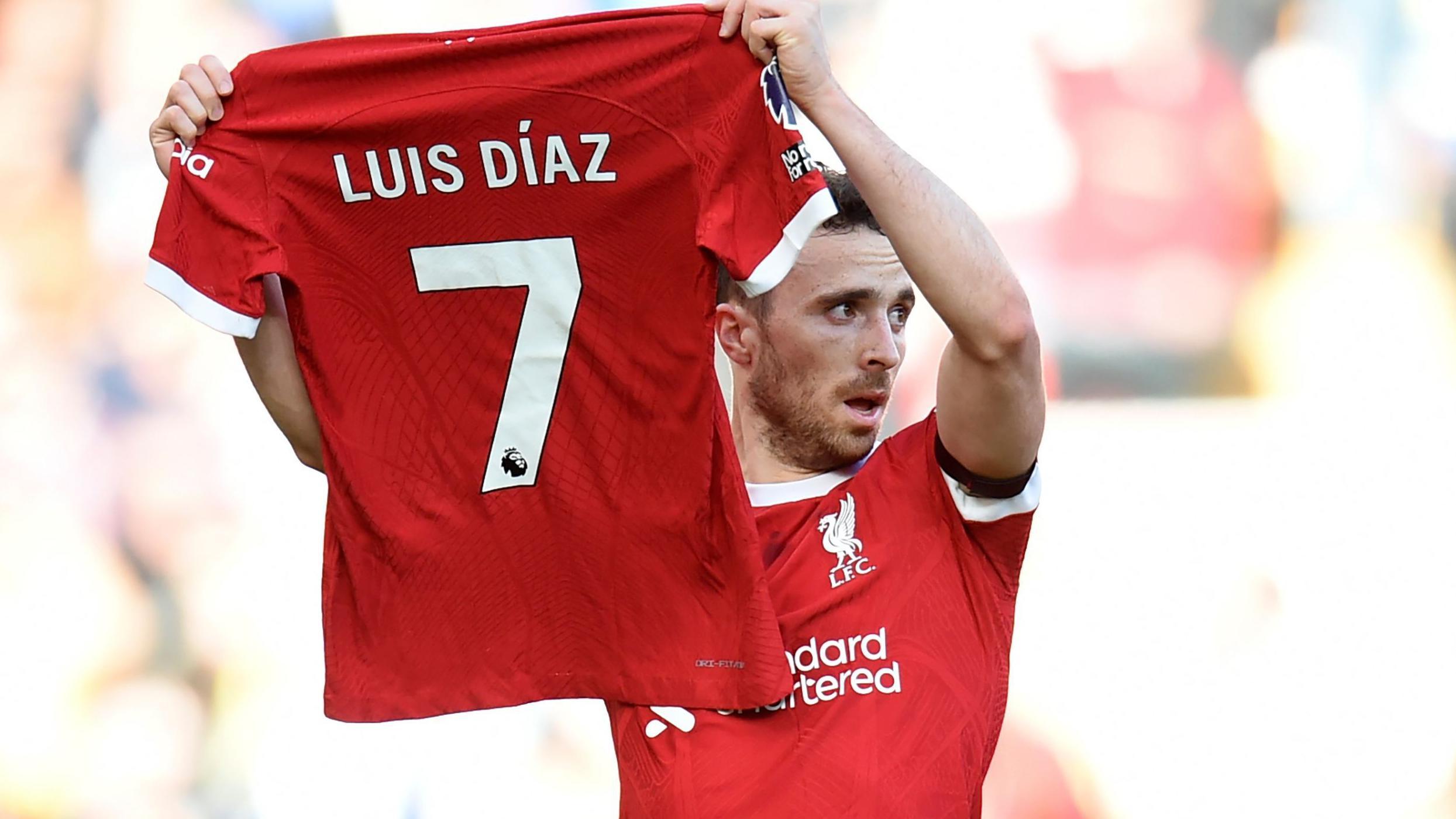 Jugador del Liverpool con la camiseta de Luis Díaz