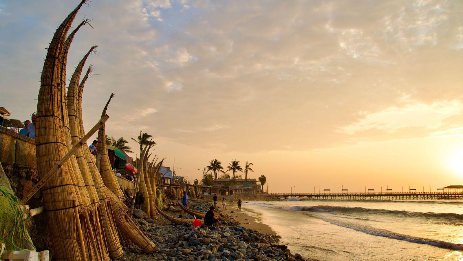 Caballitos de totora en la playa 