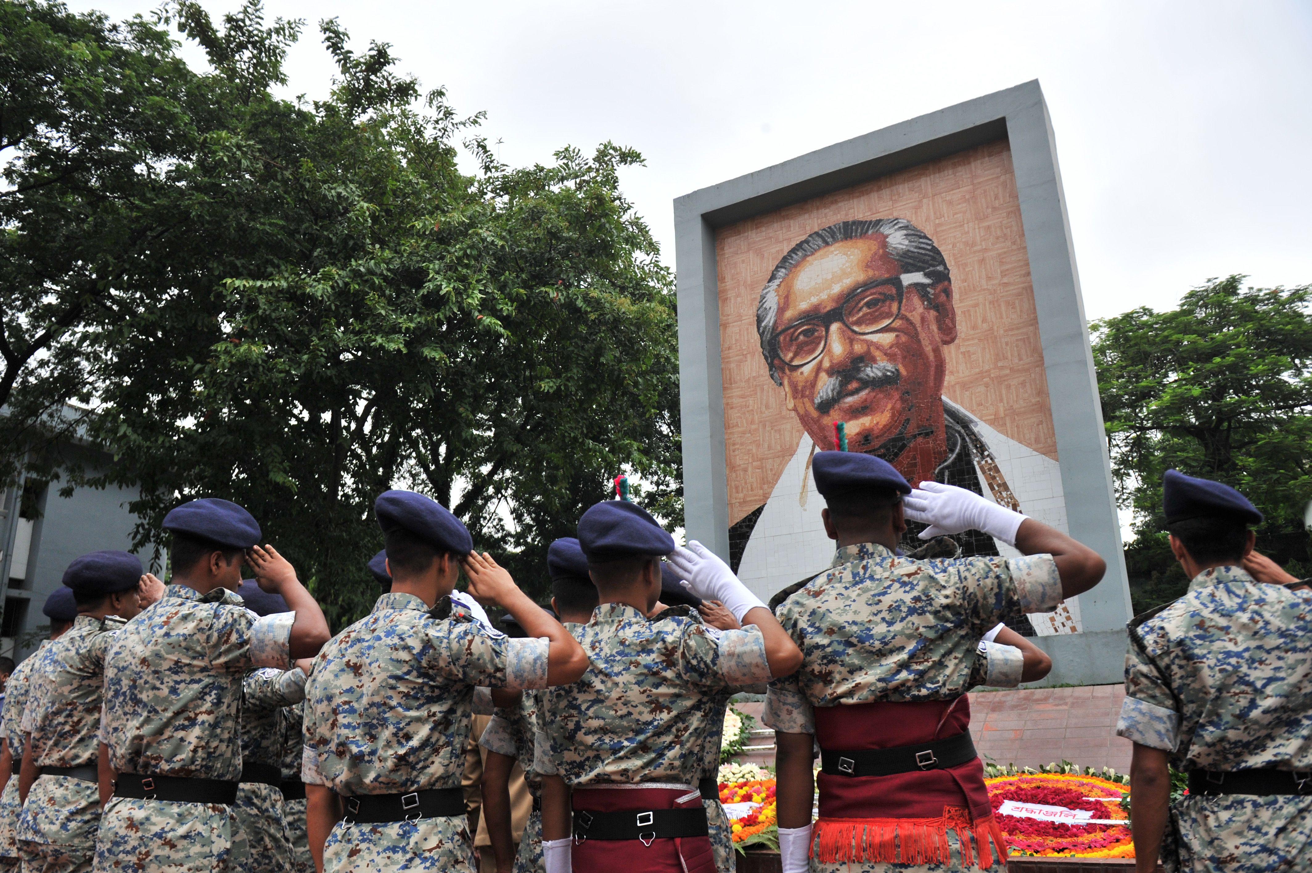 Soldados en un monumento a Sheikh Mujibur Rahman