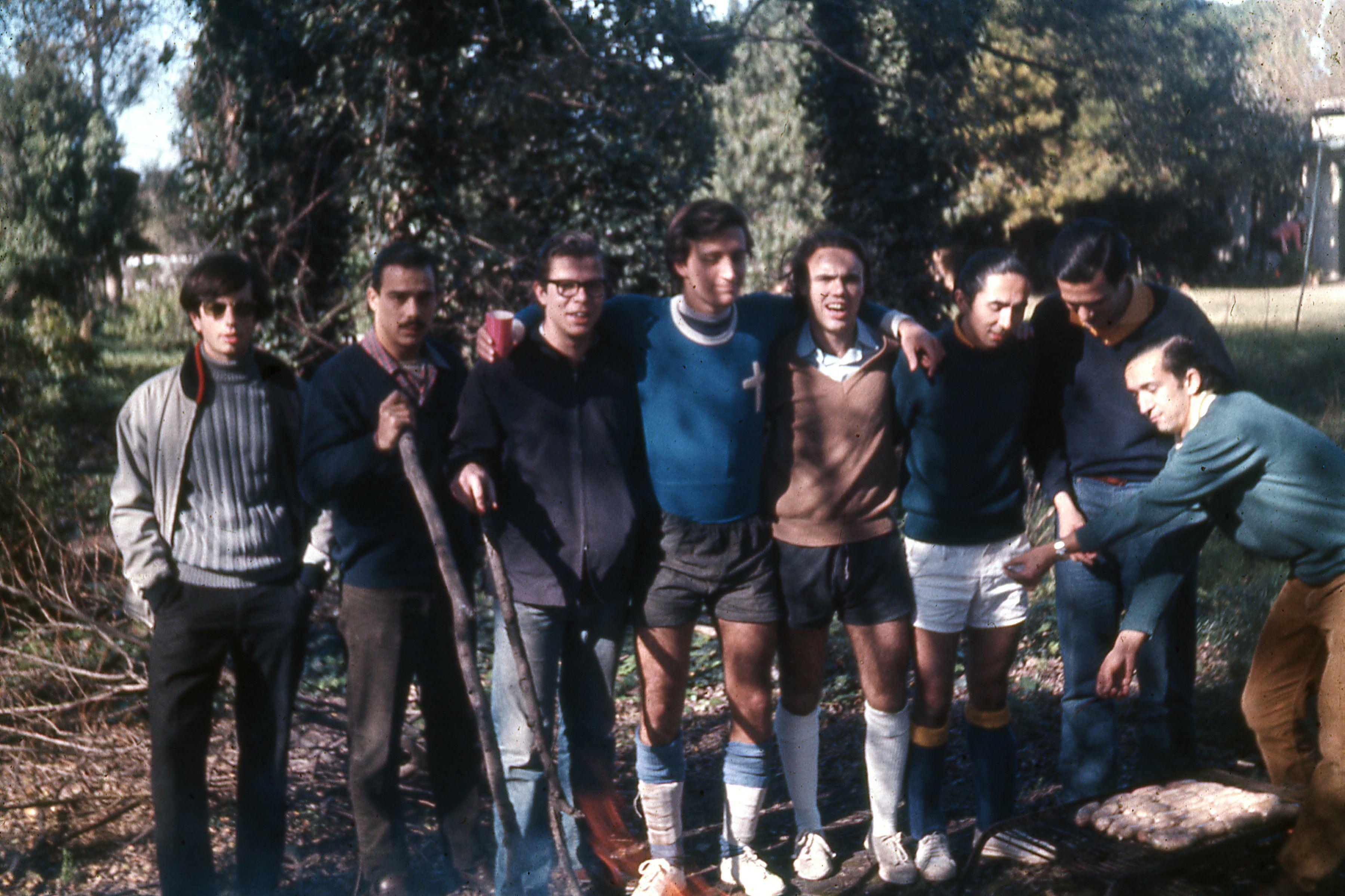 Numa Turcatti (segundo desde la izquierda) junto al grupo de amigos con el que formó el Loyola Fútbol Club.