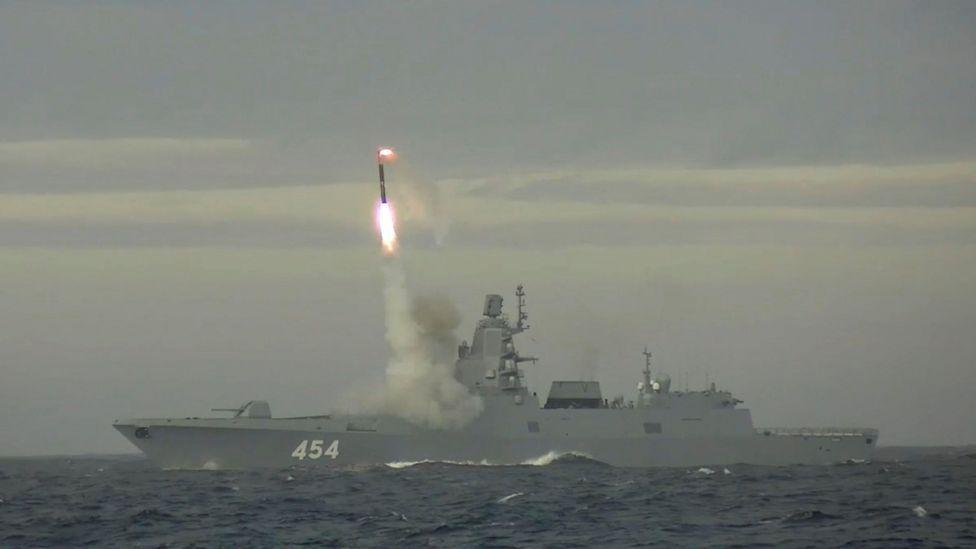 Imagen de un video en el que supuestamente se ve una prueba del misil hipersónico Zircon realizada en 2022.