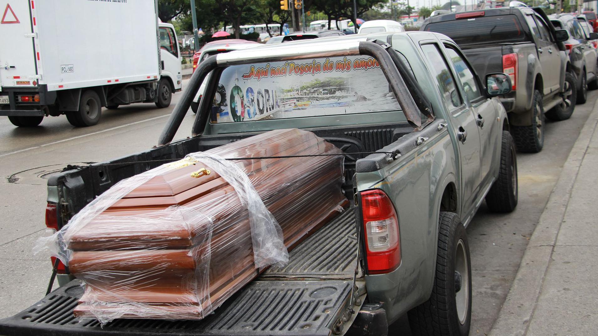 Ataúd envuelto en plástico dentro del cajón de una camioneta en la ciudad de Guayaquil