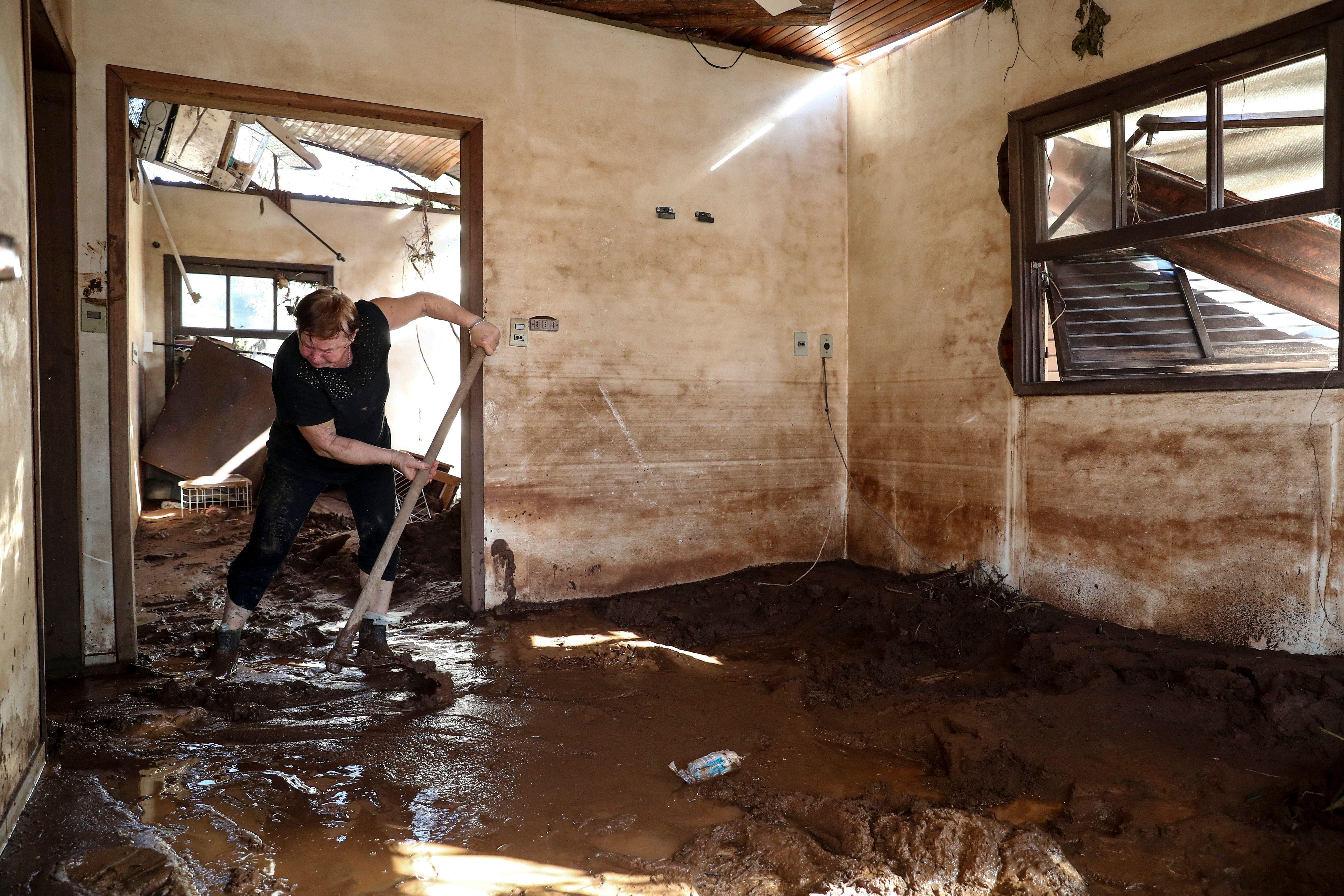 Idosa limpa casa alagada em Cruzeiro do Sul, no Rio Grande do Sul