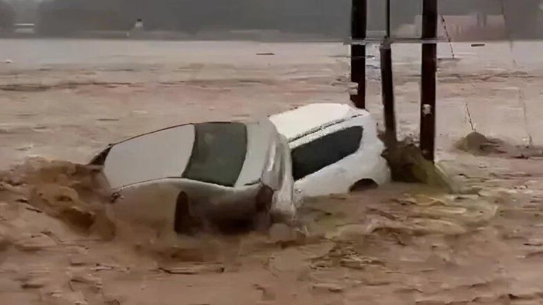 بالصور: كيف أدت الفيضانات في عُمان إلى مقتل 18 شخصاً وإحداث أضرار بالغة؟ 