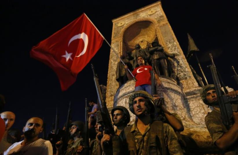 ترک صدر رجب طیب اردوغان گولن تحریک پر 2016 کی ناکام بغاوت کا الزام لگاتے ہیں