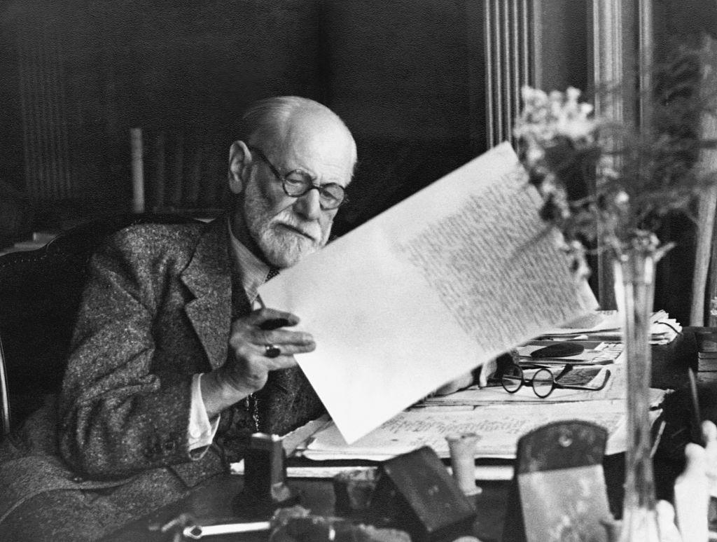 Freud leyendo el periódico