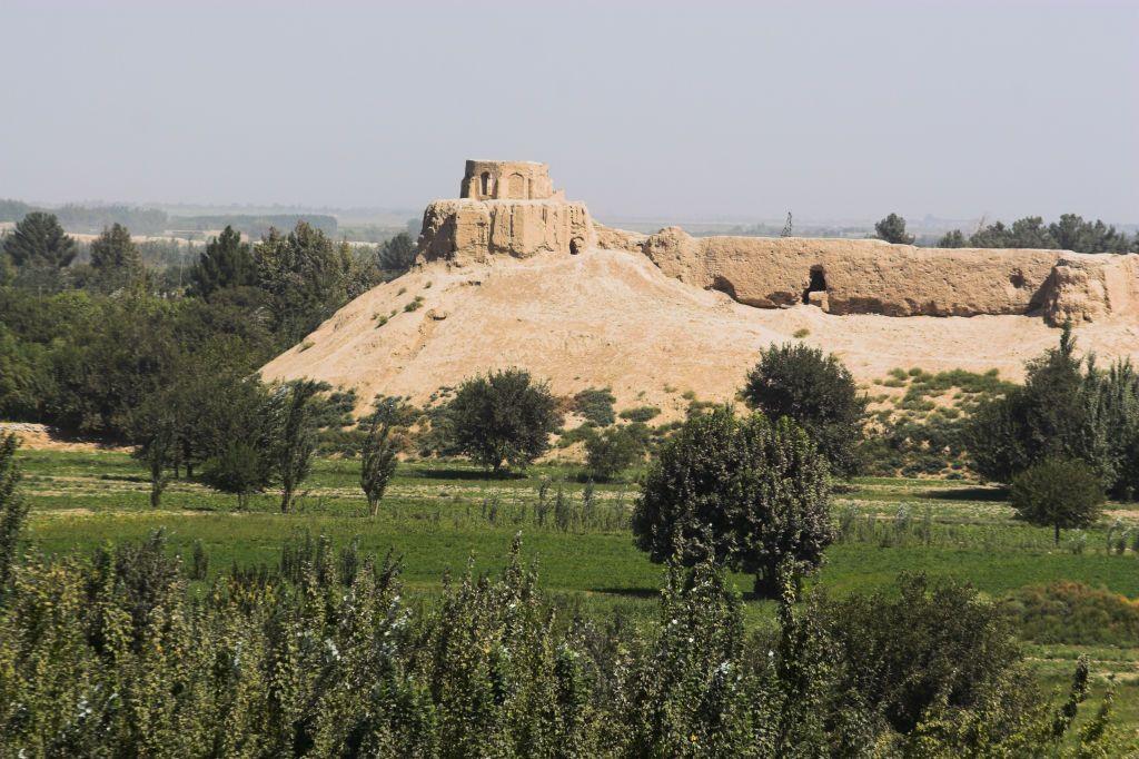 ٹیلا جس کے اوپر ایک مینار کی باقیات ہیں، بلخ، افغانستان