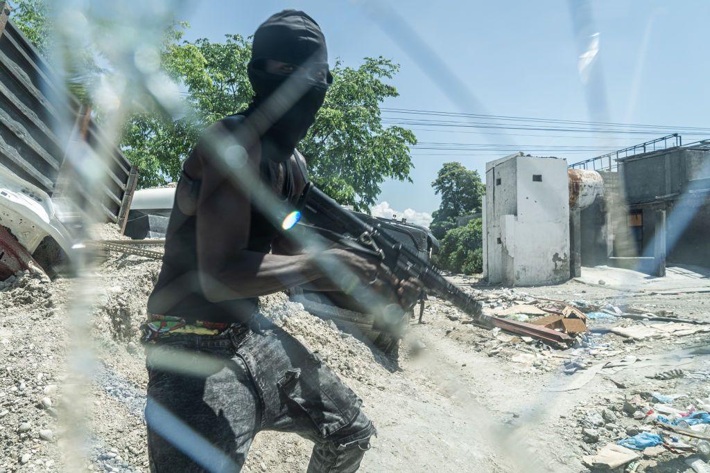 Un hombre con un rifle en Haití