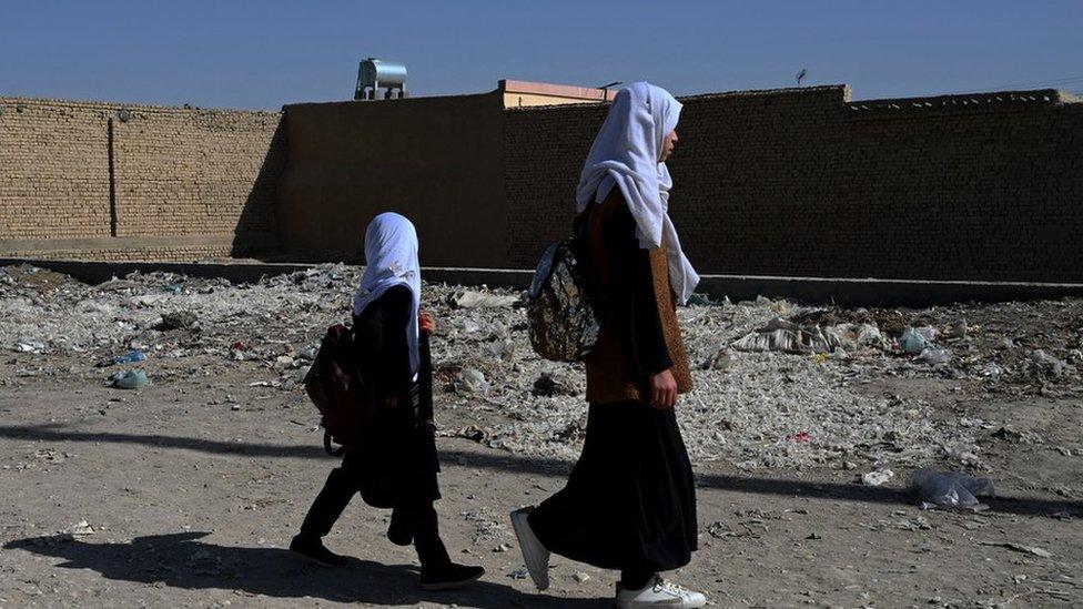 تلميذات أفغانيات أثناء عودتهن من المدرسة في مزار الشريف في 30 أكتوبر/تشرين أول 2021