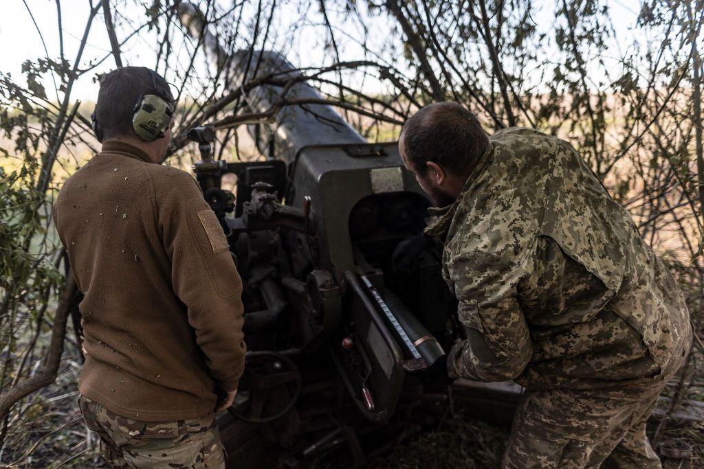 جندي أوكراني يستعد لإطلاق قذيفة من مدفعية في دونيتسك أوبلاست بأوكرانيا في 12 مايو/أيار 2024