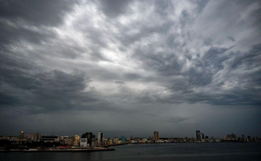 Nubes oscuras cubren el cielo en La Habana debido a la tormenta tropical Helene