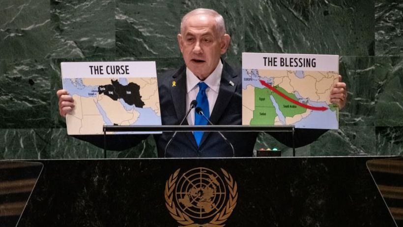 El primer ministro israelí, Benjamin Netanyahu, muestra dos mapas ante la Asamblea General de la ONU en la que no aparecen los territorios palestinos.