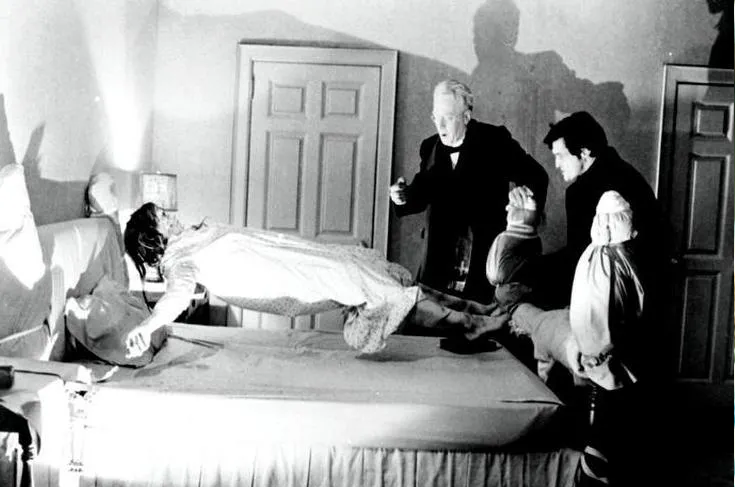 Cena do filme O Exorcista em que Regan (Linda Blair) possuída pelo demônio levita