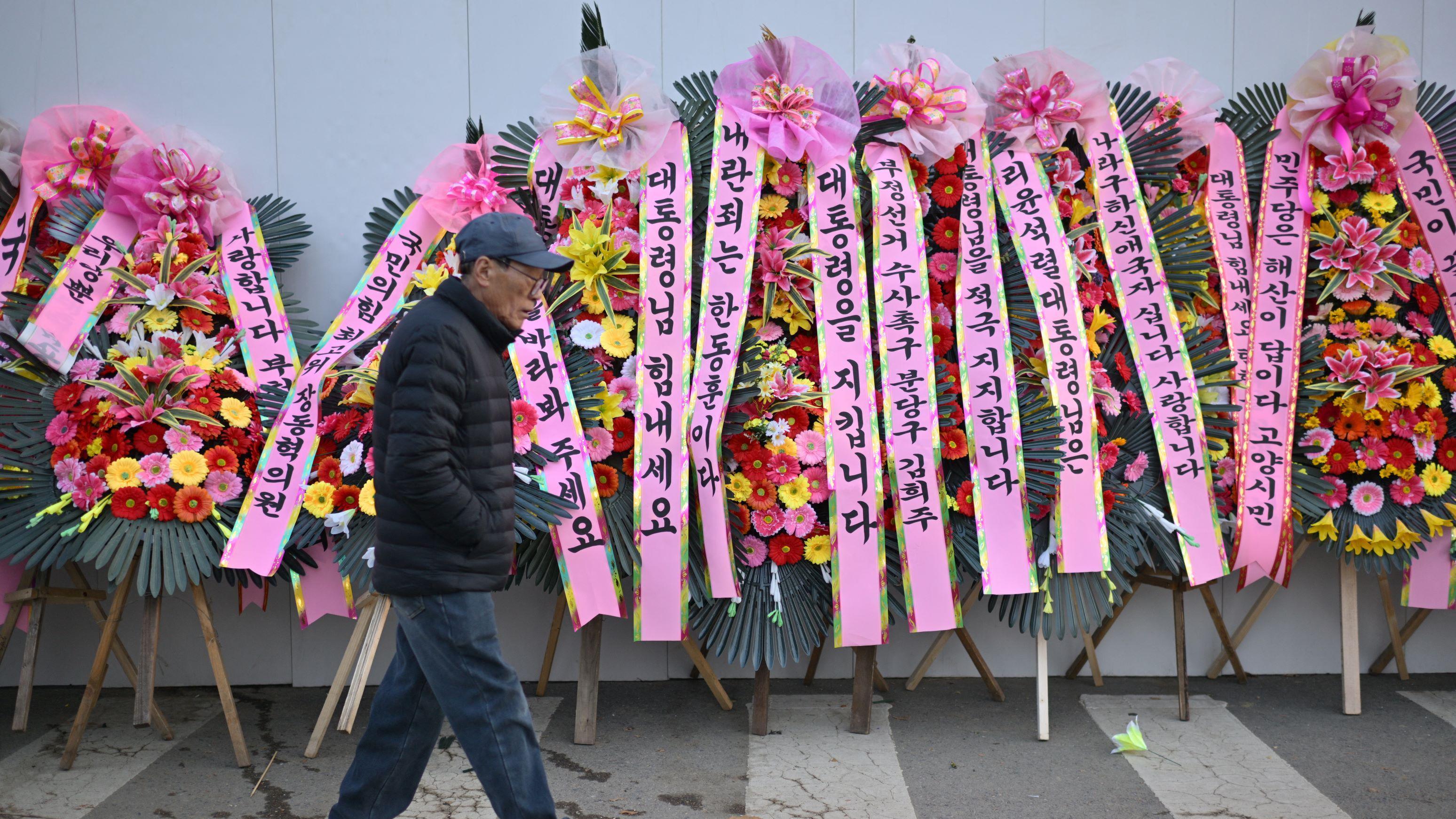 용산 대통령실 앞에 윤석열 대통령을 지지하는 화환들이 놓여 있다