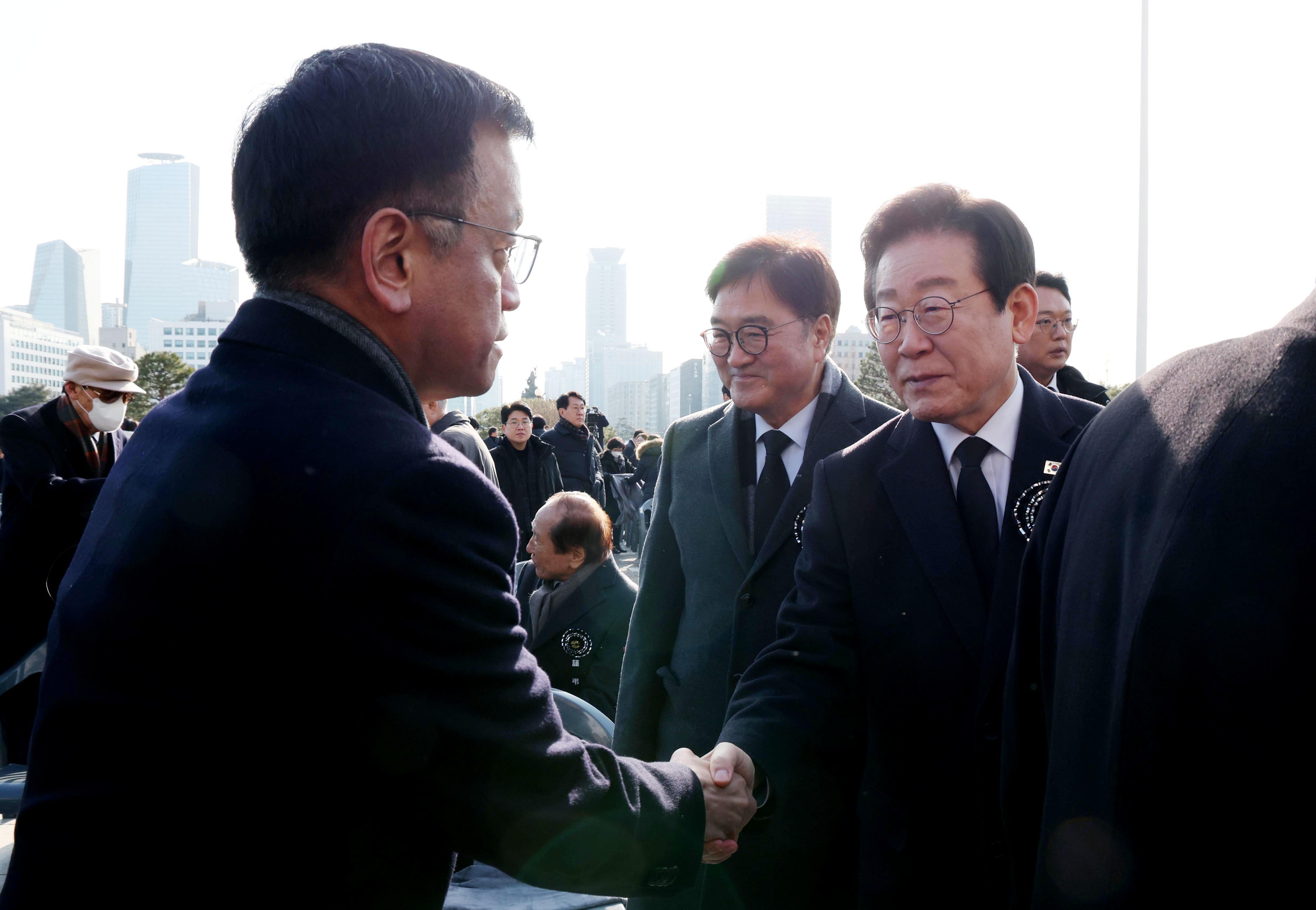 이재명 더불어민주당 대표와 최상목 대통령 권한대행이 3일 국회에서 엄수된 고 김수한 전 국회의장 국회장 영결식에서 악수하고 있다