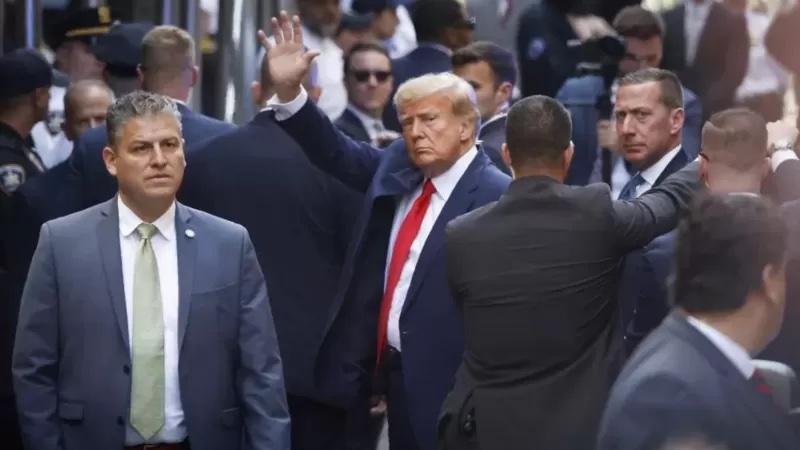 Trump melambaikan tangan ketika tiba di pengadilan.