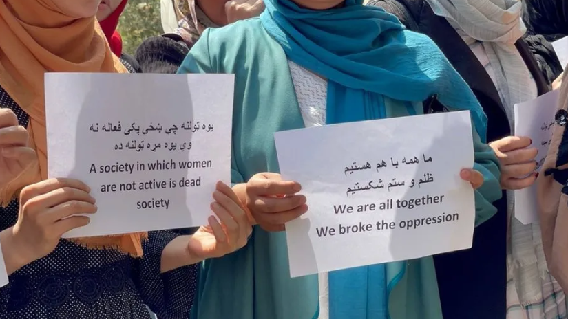 نساء أفغانيات يحتجون