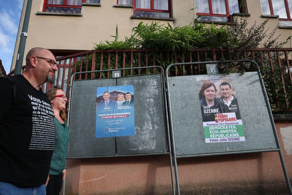 ملصقات للحملة الانتخابية خلال الجولة الثانية من الانتخابات البرلمانية الفرنسية خارج مركز اقتراع في درافييل، خارج باريس في 7 يوليو/تموز 2024