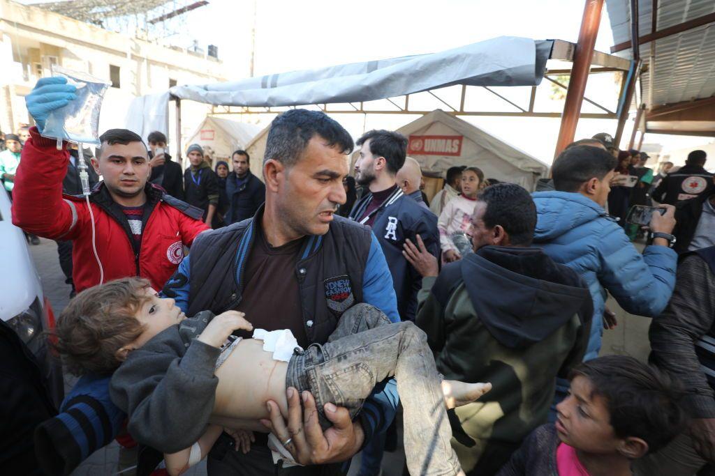 Palestinos feridos são levados para o Hospital Batista al-Ahli para tratamento médico após o ataque israelense a uma escola, onde pessoas deslocadas estavam refugiadas, no bairro Sheikh Radwan, na Cidade de Gaza, em 25 de dezembro de 2024.       