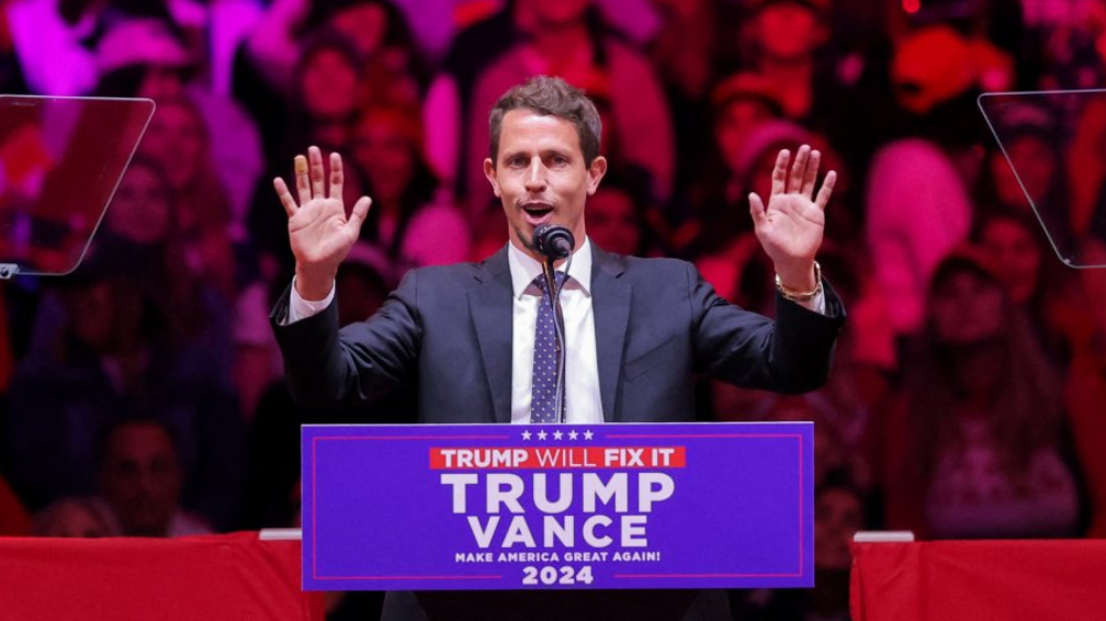 El comediante Tony Hinchcliffe en el mitin a favor del expresidente Donald Trump.