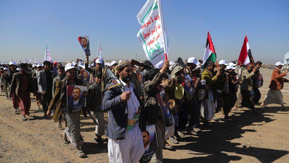 Pengikut bersenjata Houthi berparade selama protes untuk mengecam serangan pimpinan AS terhadap sasaran Houthi dan untuk menunjukkan dukungan kepada warga Palestina di Jalur Gaza, di tengah konflik yang sedang berlangsung antara Israel dan kelompok Islam Palestina Hamas, dekat Sanaa, Yaman pada 25 Januari 2024