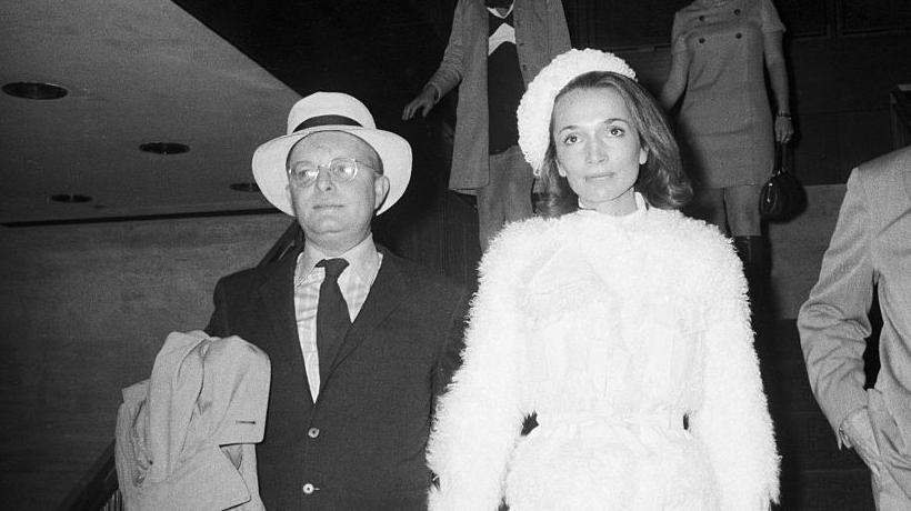 Truman Capote sale de una recepción en el Four Seasons de Nueva York con la princesa Lee Radziwill.