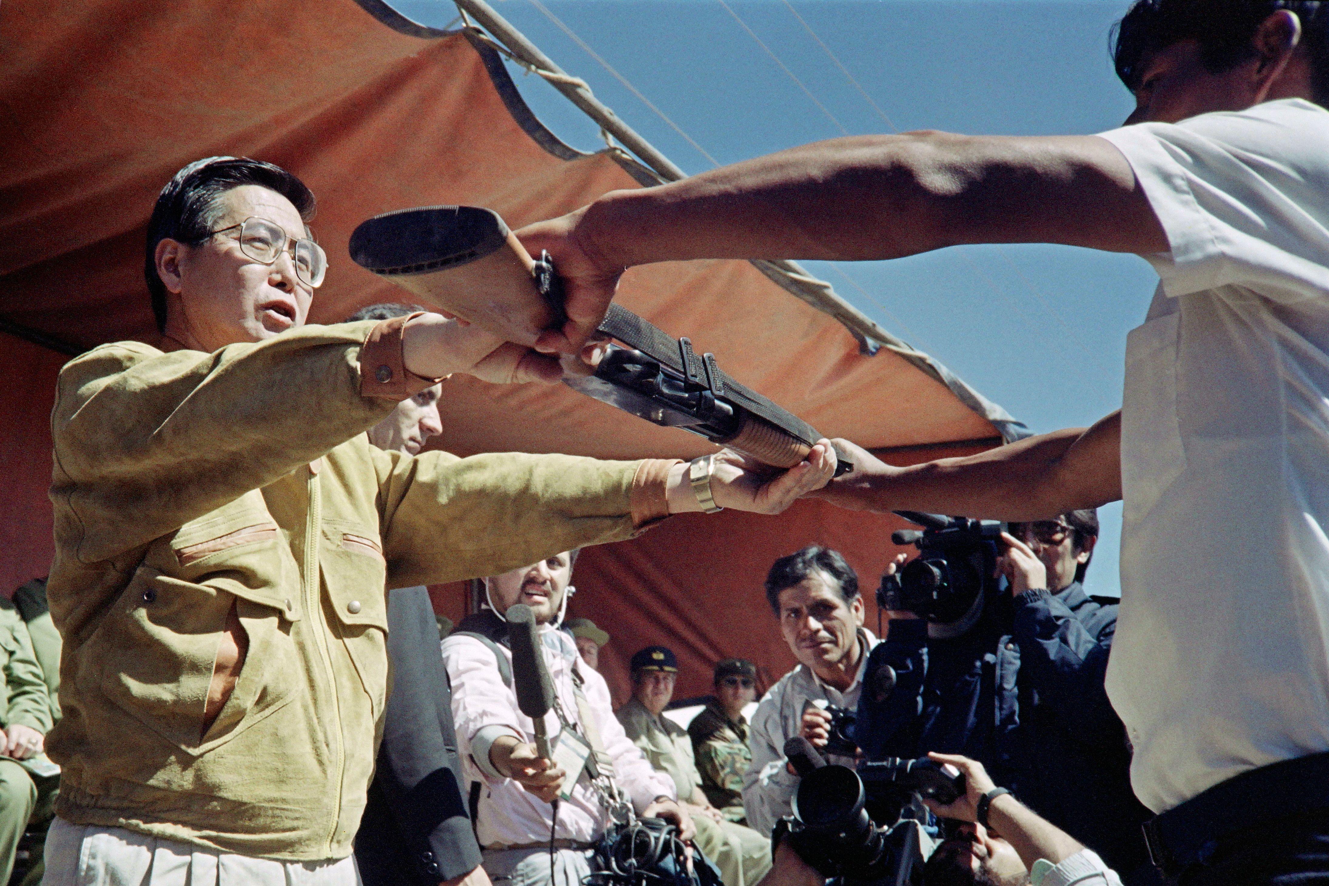 Fujimori entrega armas a campesinos peruanos para enfrentar a la insurgencia maoísta de Sendero Luminoso en 1991.