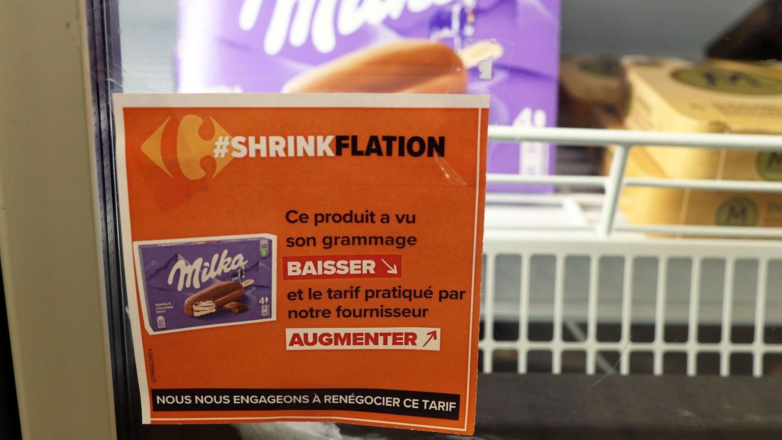 Letrero sobre la reducción del gramaje y el aumento de precios en un supermercado en Francia.