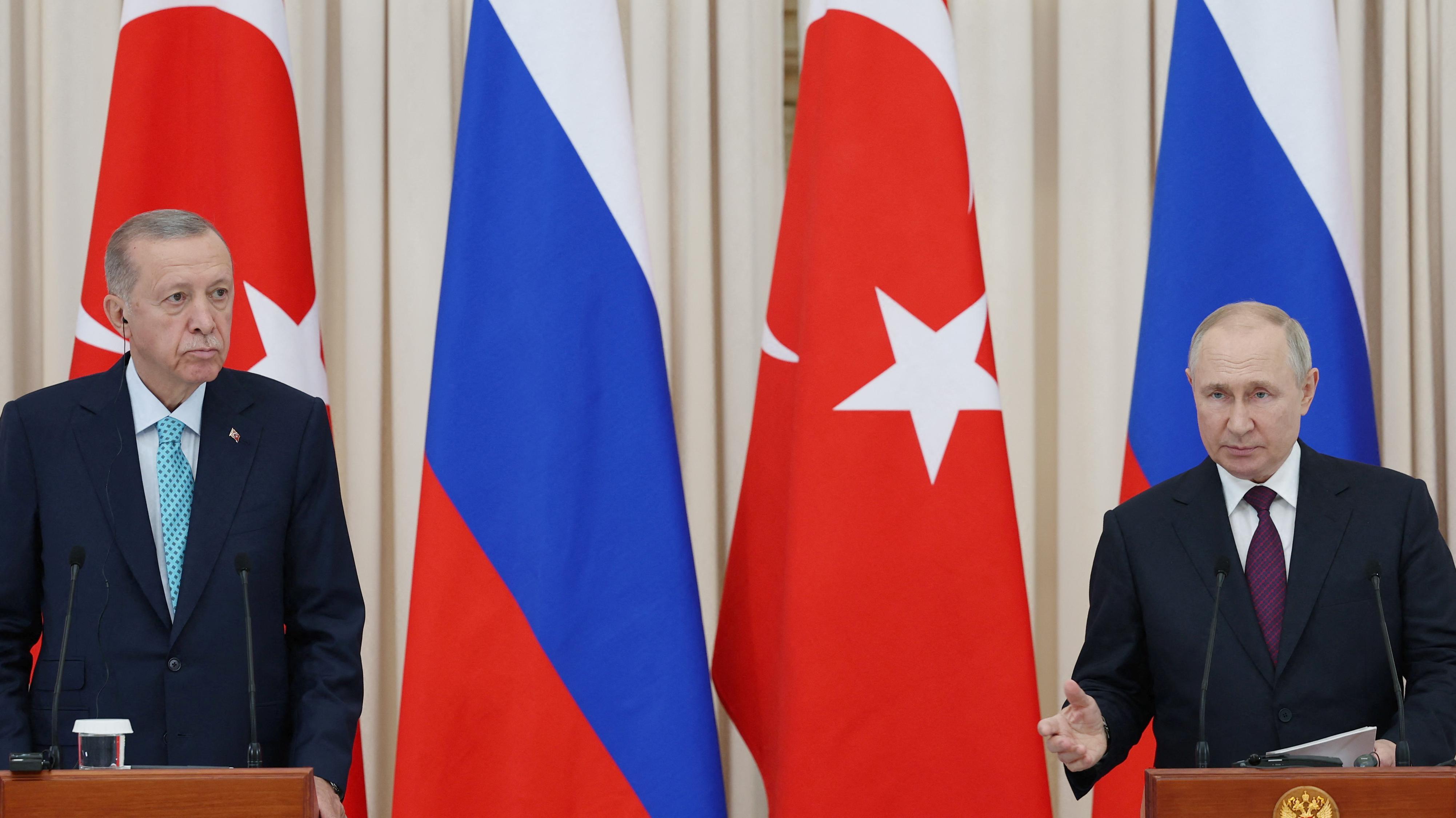 الرئيس الروسي مع نظيره التركي خلال مؤتمر صحفي من سوتشي الروسية