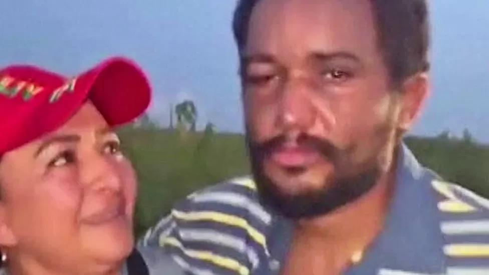 Jhonattan Acosta, dengan wajah bengkak disambut oleh adiknya