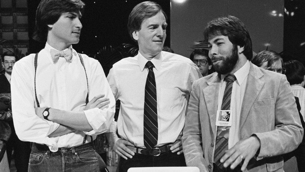 O cofundador da Apple, Steve Jobs, fotografado com o CEO da Apple, John Sculley, e Steve Wozniak, em San Francisco, 1984