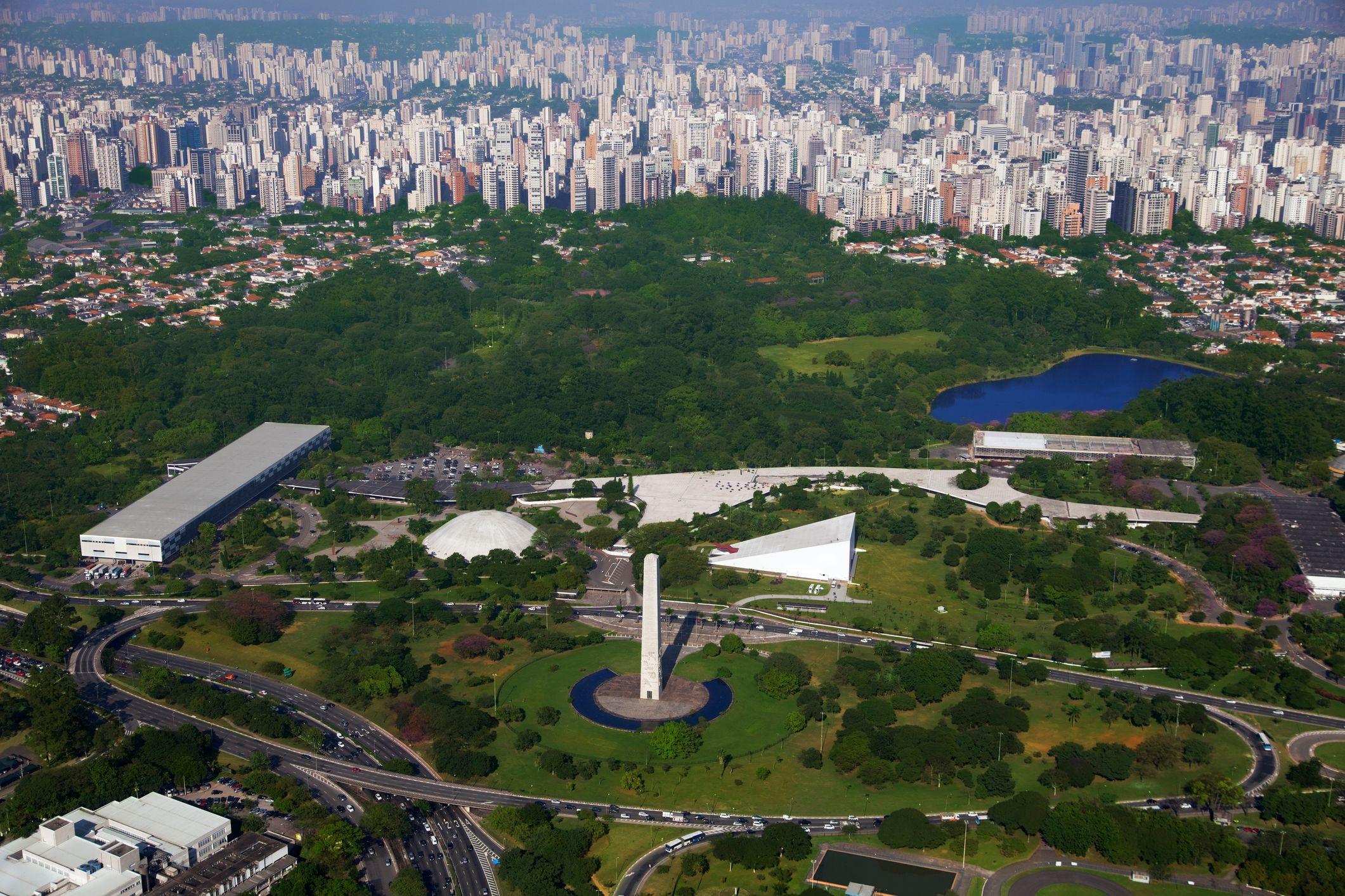 Vista aérea do Parque Ibirapuera com prédios ao fundo