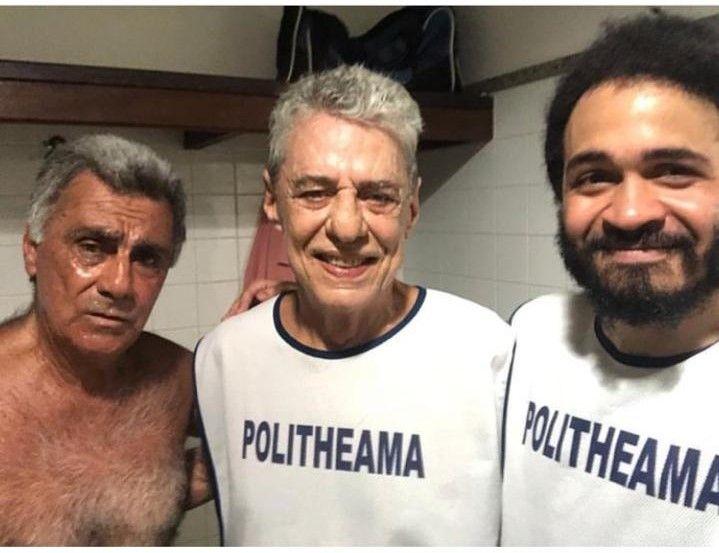 Guinga, Chico Buarque e Chico Brown no vestiário do Politheama