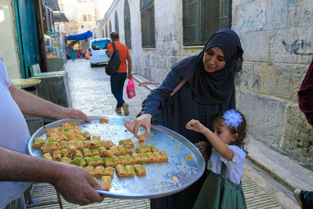 فلسطین میں پیغمبر اسلام کی ولادت کے موقع پر مٹھائی تقسیم ہو رہی ہے