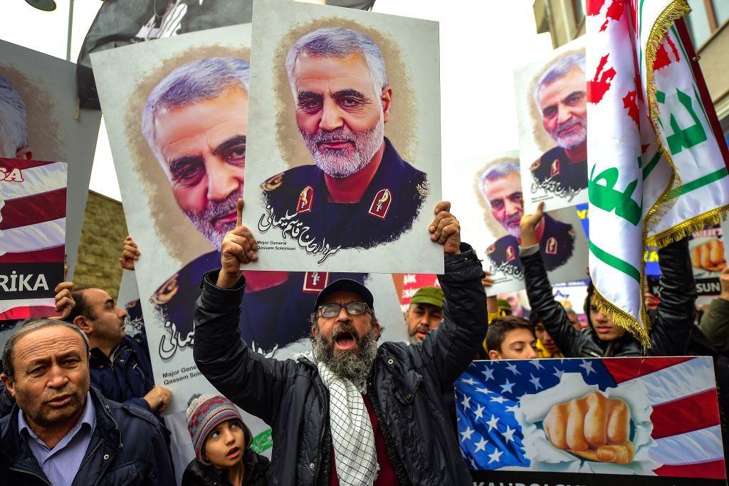 Manifestantes con retratos de Soleimani