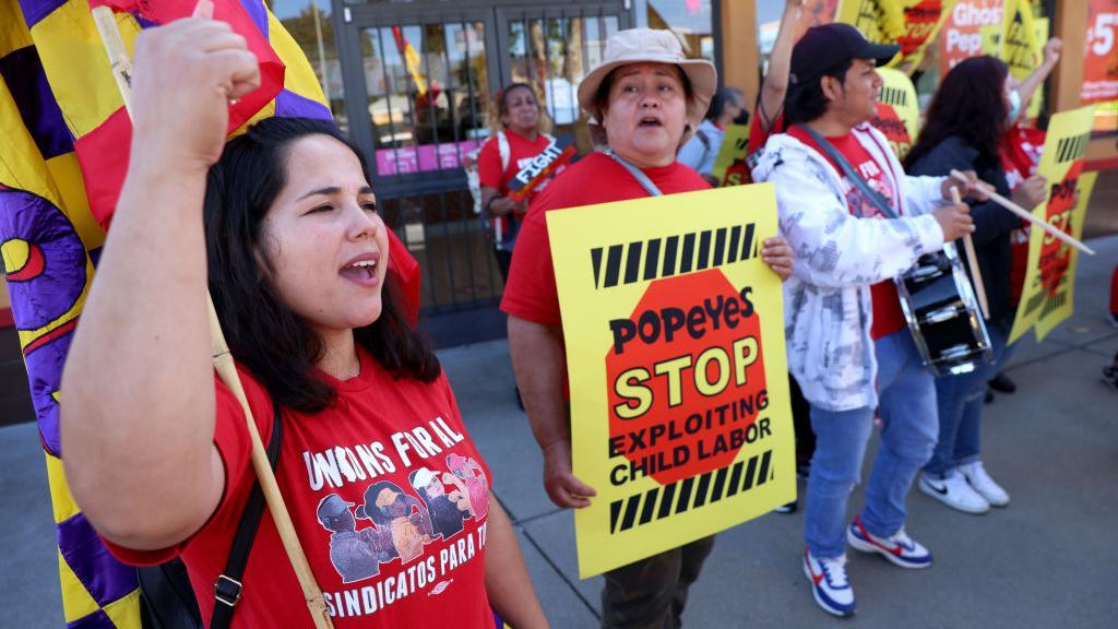 Protesto contra trabalho infantil em rede de fast food em Oakland, Califórnia